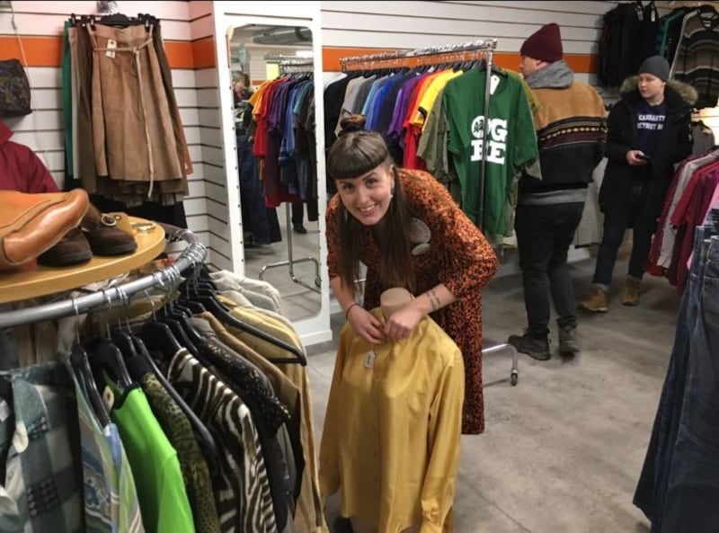 Arbetsledare Amanda Weidersjö vid invigningen av New Lifes och EFK:s second hand-butik i Alvik utanför Stockholm.