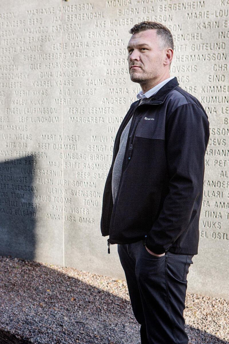 Daniel Svensson vid minnesmonumentet på Djurgården.