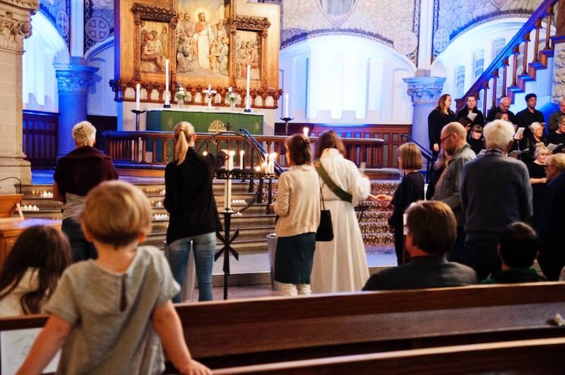 Arbetsmiljöproblem. Hösten 2015 anordnade Svenska kyrkan i Malmö samlingar till stöd för flyktingar i S:t Johannes kyrka. Knappt två år senare har den dåvarande kyrkherden Anders Ekhem lämnat sin tjänst och en extern granskning av den psykosociala arbetsmiljön i pastoratet har visat på stora brister.