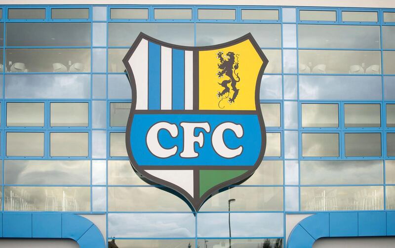 Chemnitz FC klubbmärke vid hemmaarenan Stadion an der Gellerstrasse. Klubben tar avstånd från sina fans som uppträdde med antisemitiska slagord under en match i helgen.