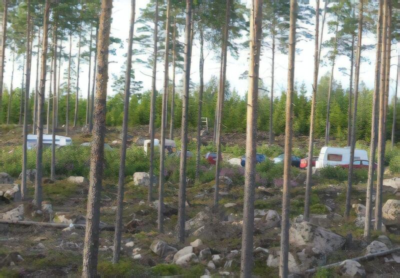 Flera personer tvingades att tigga, och om de inte samlade in tillräckligt med pengar så bestraffades de med misshandel. Nu åtalas åtta personer för människohandel. Bilden är från en lägerplats utanför Växjö där tiggarna tvingades bo.