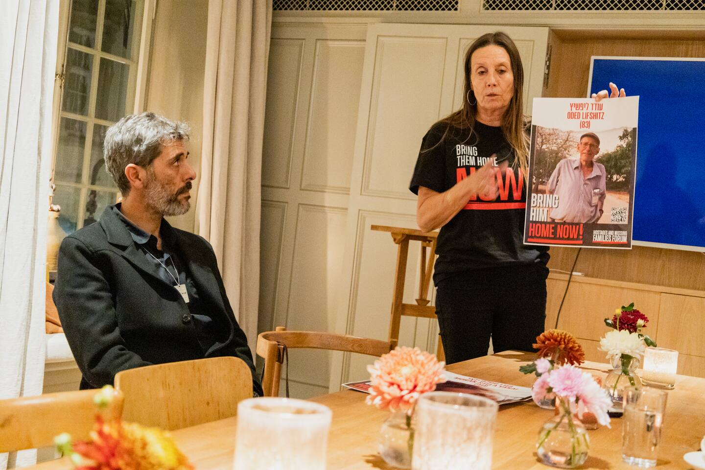 Rita Lifshitz och Leon Yanai är båda anhöriga till Hamas kidnappningsoffer. Onsdagen den 21 oktober besökte de Sverige för att berätta sin historia.
Rita Lifshitz, svärfar Oded Lifshitz, 83 år, kidnappades på kibbutzen Nir Oz, som ligger 1,5 kilometer från Gazaremsan och Leon Yanais syster, Moran Stela Yanai, 40 år, kidnappades på Nova festivalen, där hon var på plats för att jobba och sälja smycken.