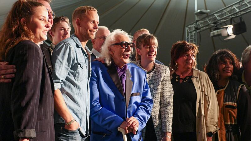 Målle Lindberg, 93, sjöng i Vekkelseteltet i Stockaryd tillsammans med Emilia Lindberg, Lindbergarna och Andreas Nielsen. (24 augusti 2023)