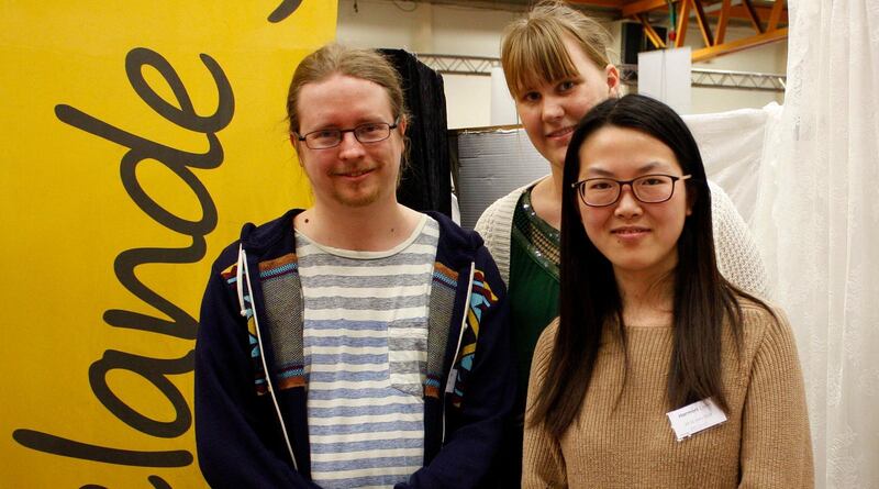 Den kristna församlingen Mosaik i Uppsala arbetar på gatorna i stan, kontaktar människor och erbjuder förbön. Här ser vi Micael Grenholm, Sara Klintemyr och Jolia Zhang.