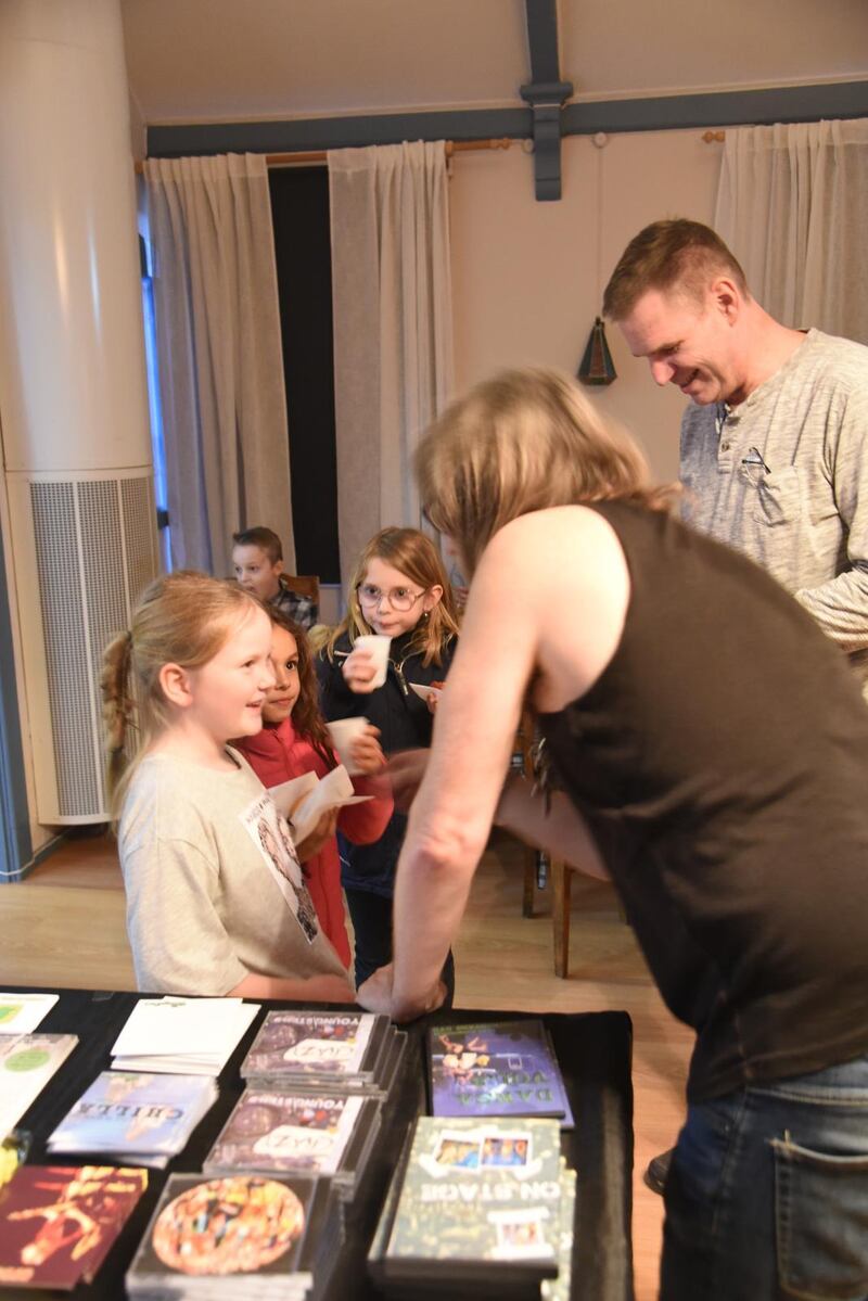 Lennart samtalat med besökarna och passar på att sälja en skiva.