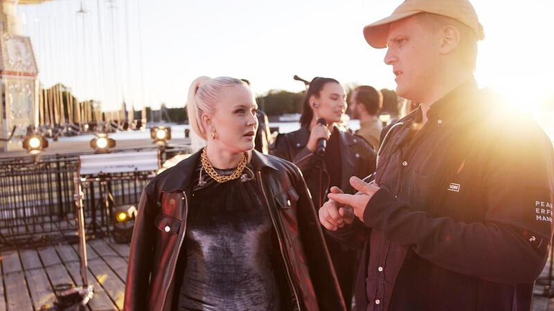 Exekutiv producent Jonathan Nordin tillsammans med Zara Larsson under inspelning.