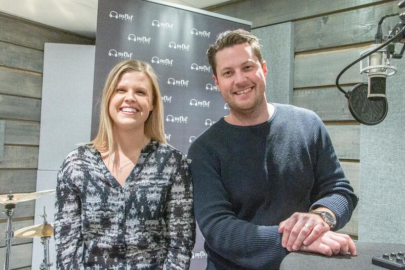 Ronja Strid och Marcus Ceder driver kristen radiostation från Gnarp.