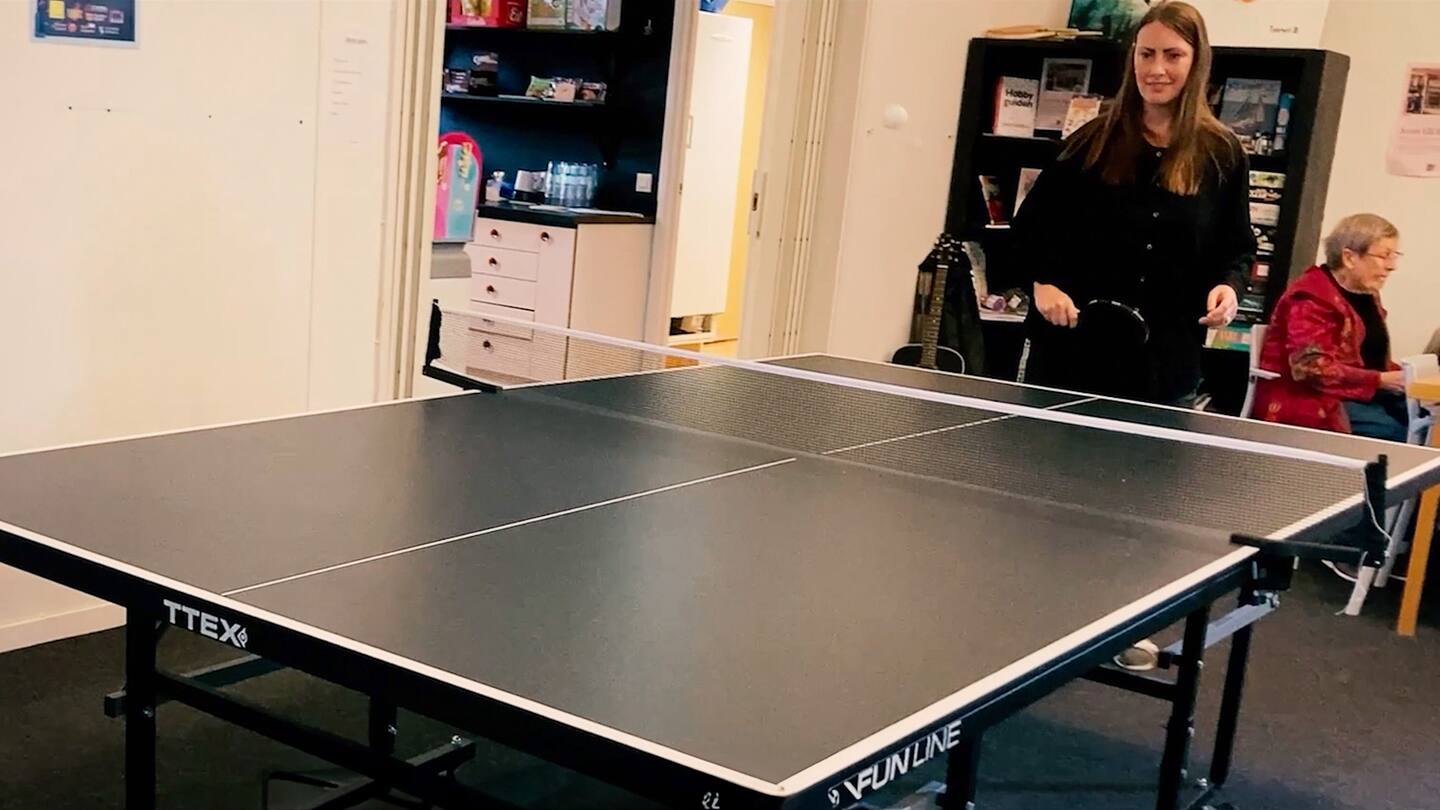 Anna Wedel Allgulin spelar pingis med ungdomarna på ungdomsgården. För henne är det viktigt att ledarna visar ungdomarna att de bryr sig - i samtal, men också i aktiviteterna.
