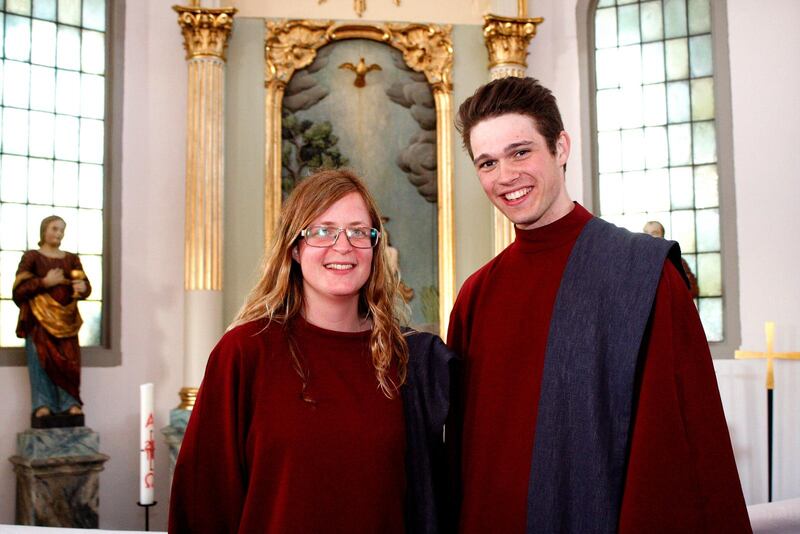 Två glada dirigenter efter konserten i Högby Kyrka, Rebecka Källner och Samuel Henning.