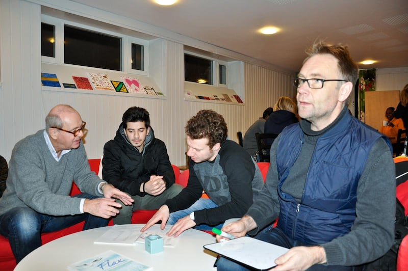 Lars hjälper Abdulaziz och Hussam.