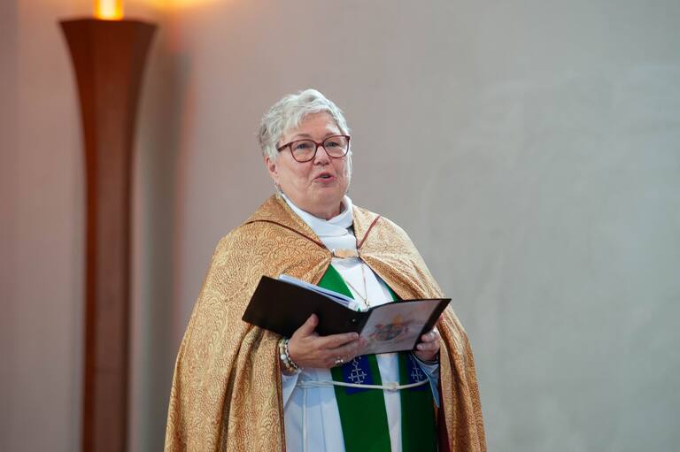 Överlämning av Nya testamentet på sydsamiska.
