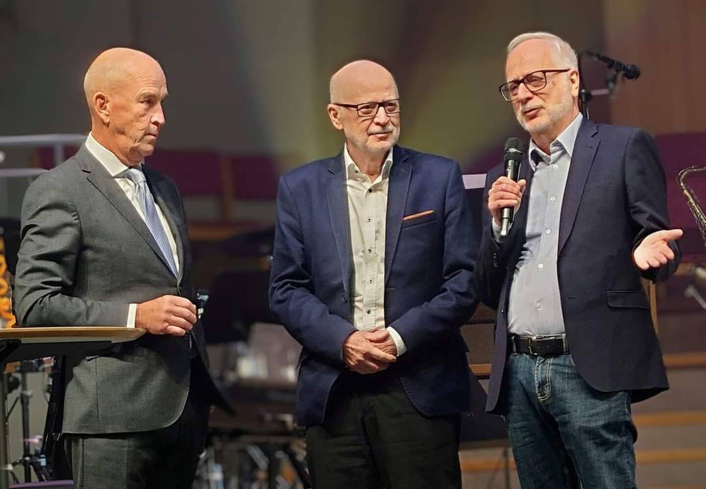 Stefan Eriksson ( t v) intervjuar bröderna Svenåke och Hasse Boström som hade gjort jubileumsskriften.