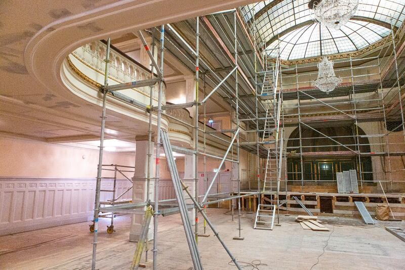 Byggnadsställningar täcker en stor del av kyrksalen. Renoveringen av kyrksalen är första etappen i en större renovering av hela kyrkan.
