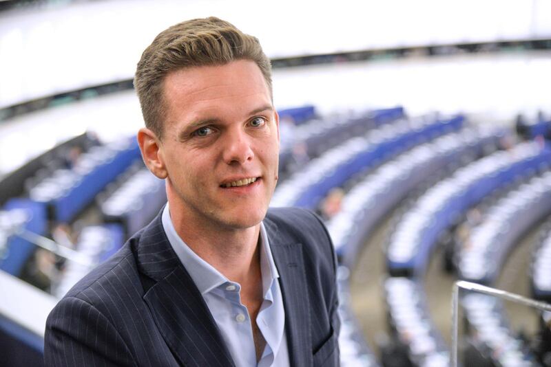 ..medan hennes EU-kollega Christofer Fjellner i stället ser ett hot mot rättsstaten - och det hotet går tvärs igenom politiska block.