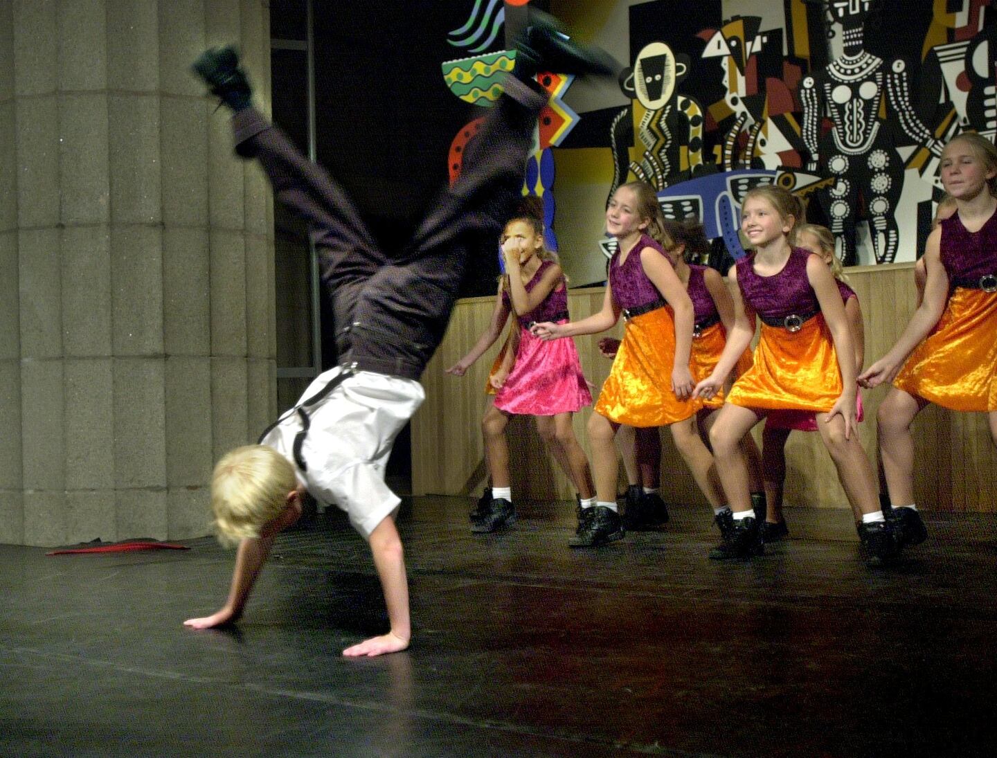 Elever från Lasse Kühlers Danskola framförde "Blues Brothers Medley"  på Barnens Dansdag i Dansens Hus i Stockholm,