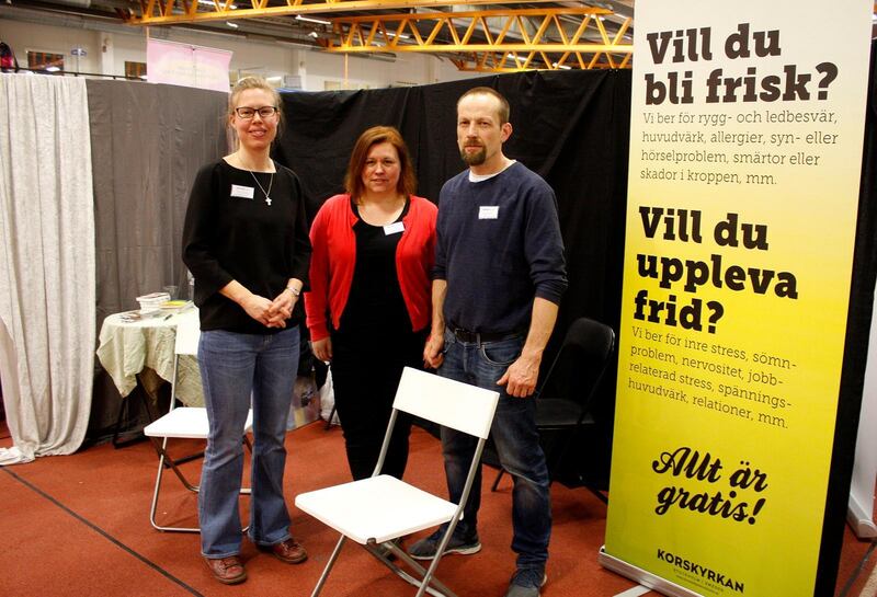 Korskyrkans medarbetare kunde också berätta att de fått be för människor i sin monter på mässan. Här ser vi Carolina Svavar, Simone Gran och Tomas Andersson.