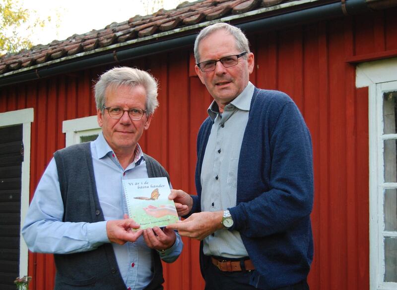 Svensk-norsk glädje över en ny sångbok med sånger av Trygve Bjerkrheim. Roberth Johansson tillsammans med Kåre Ekroll.