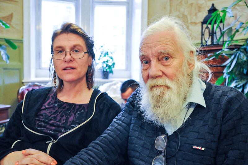 Marie Antonsson och Per-Allan Dahl-Madsén är med i kören. 
