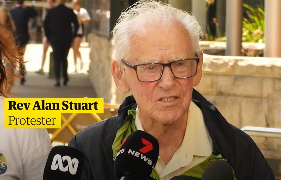 Youtube Pastor Alan Stuart, 97, greps vid en klimataktion i Australien i söndags.