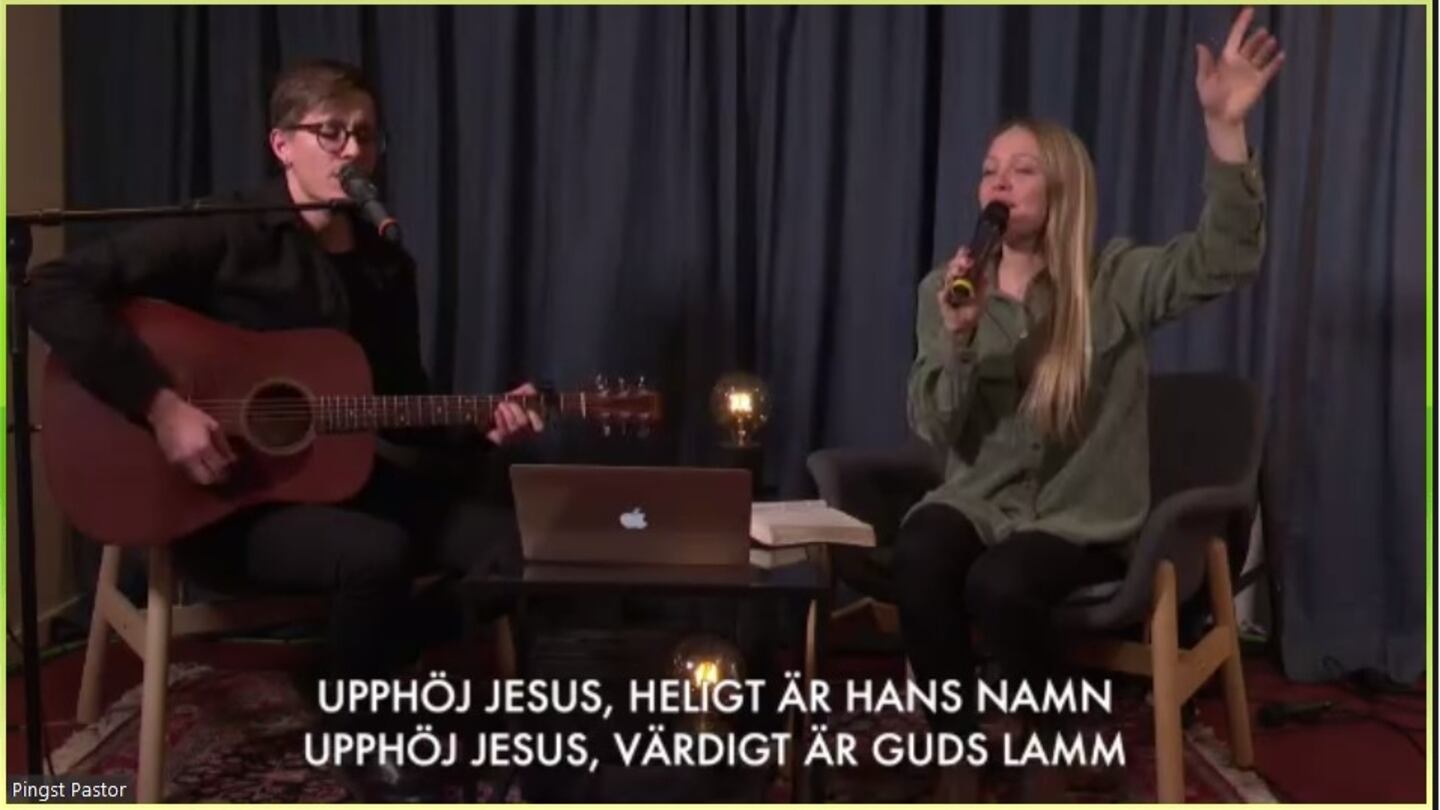 Pingst pastor 2021. Robert Stenstrand och Gabriella Grönberg leder i lovsång.