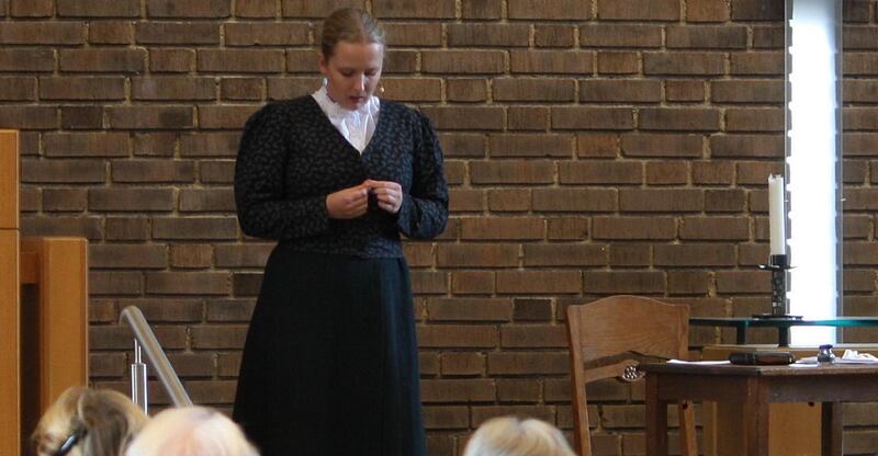 Emy Stahl uppdaterade sin scenklädsel under föreställningen för att gestalta olika stadier i Lina Sandells liv.
