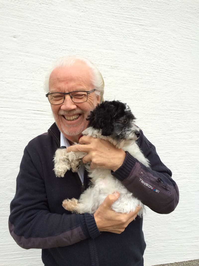 Josef Östby tillsammans med hunden Mozart.
