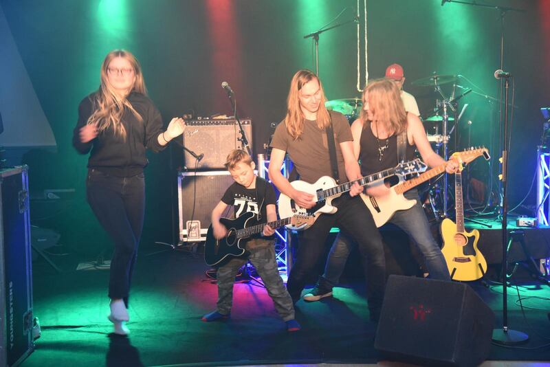 Konsertglädje. Anna, Leo, Jonatan, Lennart och Björn från Youngsters (Oas-rörelsens barnorganisation) rockar loss för barnen i församlingshemmet i Kyrkhult.