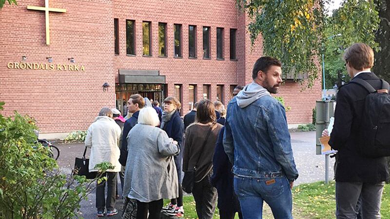 Kö till vallokalerna i Gröndals kyrka.