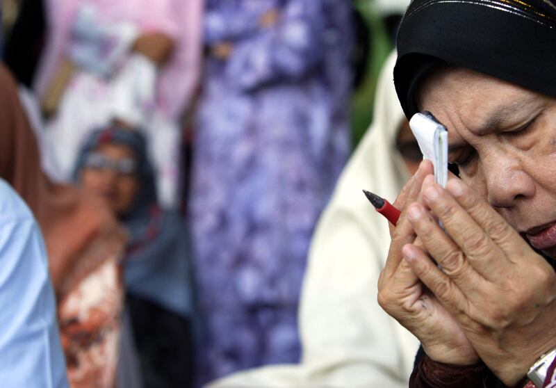 Rädsla för religionsfrihet. En muslimsk kvinna deltar i en massbön när konvertiten Lina Joys rättsfall avgjordes 2007.
