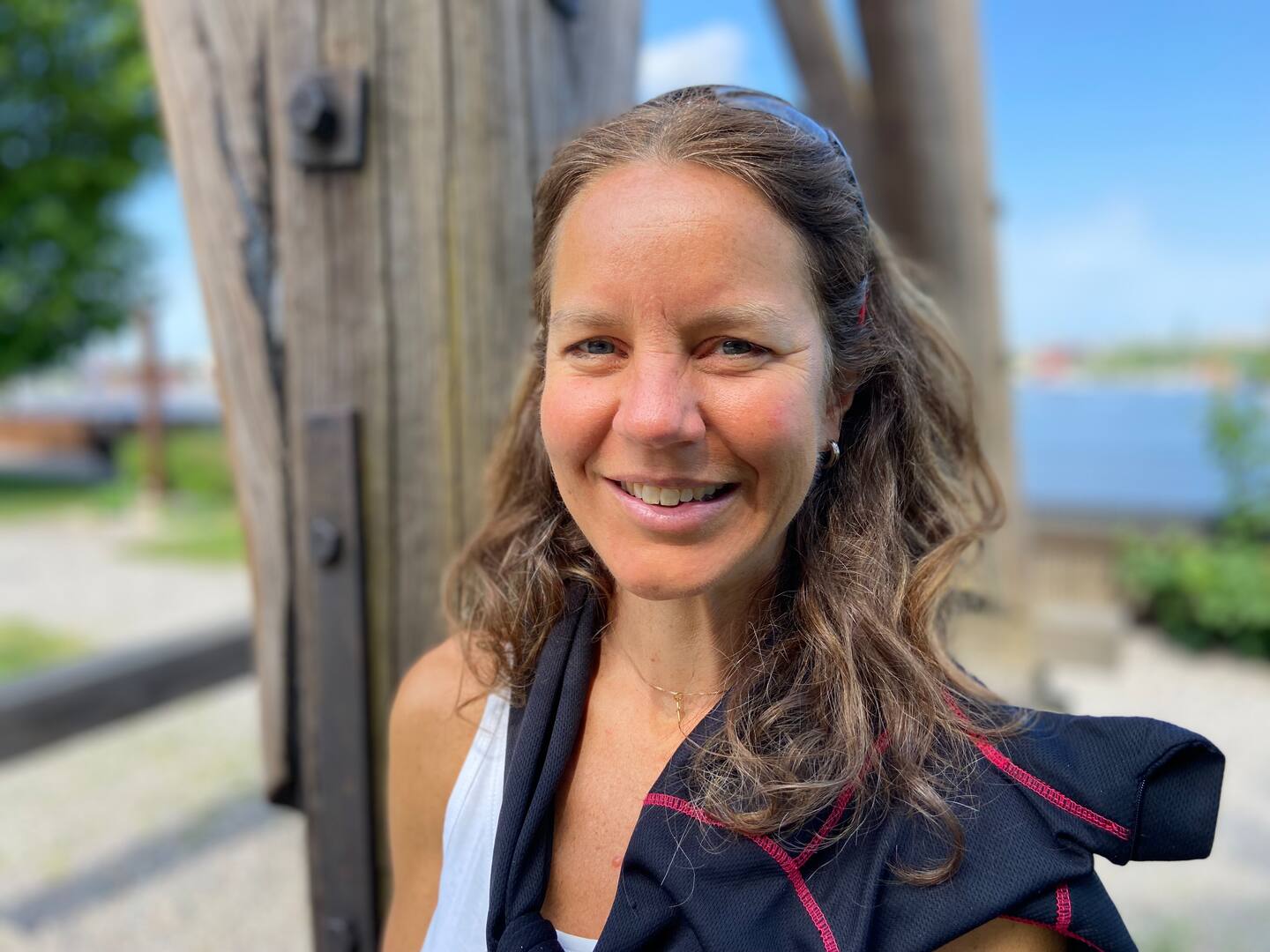Gunilla Ludvigsson är barnmorska, skolsköterska samtalsterapeut och singel. Nu har hon skrivit en bok för att hjälpa andra att leva nu och inte bara i väntan.
