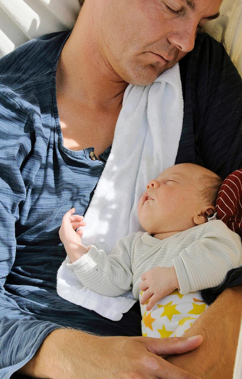 I Danmark har huvudprincipen varit att spermadonatorn ska vara anonym. Men det danska exemplet visar också att det inte är så lätt att kapa de biologiska banden. Även om spermadonatorn är anonym har en del kvinnor och barn kunnat spåra sin donator genom till exempel Facebook och Google.