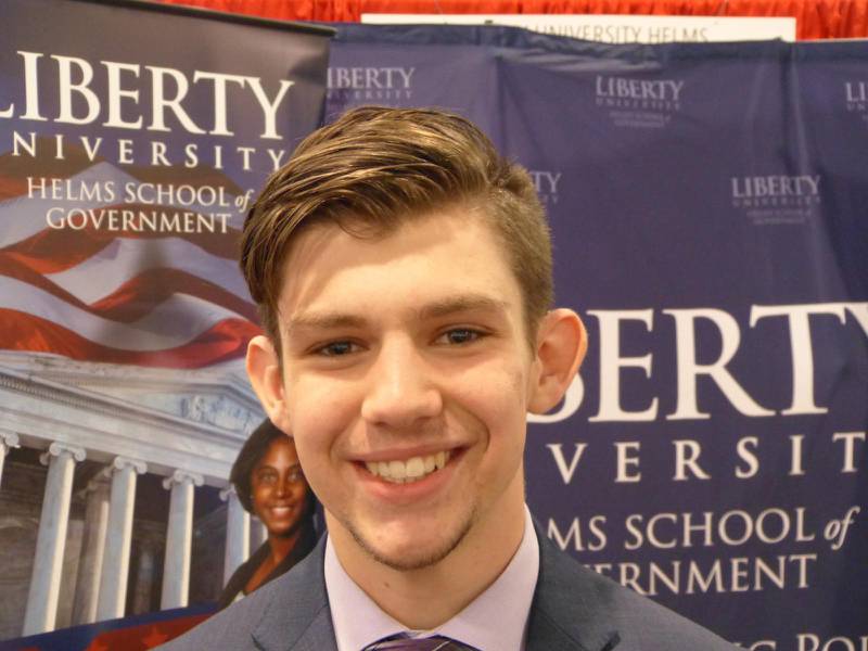 Tanner Ray, student vid Liberty University, är inte nöjd med att universitetets rektor Jerry Falwell  Jr, ställt sig bakom Trumps kandidatur.