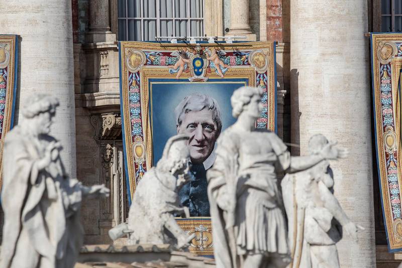 John Henry Newmans porträtt pryder Petersplatsen i Rom inför helgonförklaringen i dag söndag.