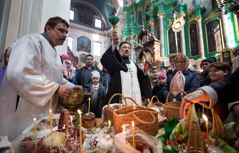 LITAUEN. En ortodox präst välsignar bakverk och påskägg vid en ceremoni i Den helige Andes ortodoxa kyrka i Villnius, på påskaftonen.