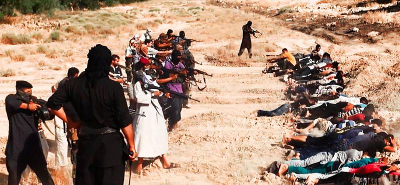 IS-soldater förbereder en avrättning av tillfångatagna irakiska soldater.