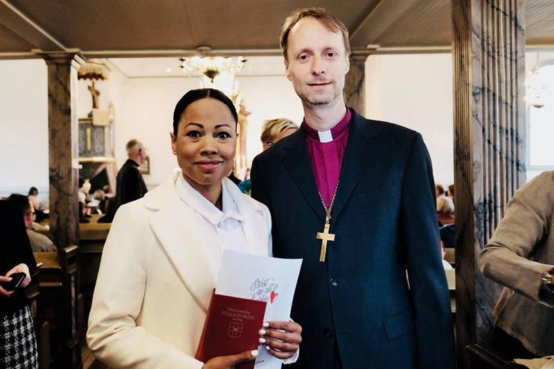 Alice Bah Kuhnke, kulturminister, och Mikael Mogren, biskop i Strängnäs stift, var två av alla som deltog i gudstjänsten i Ludvika på tisdagsförmiddagen.