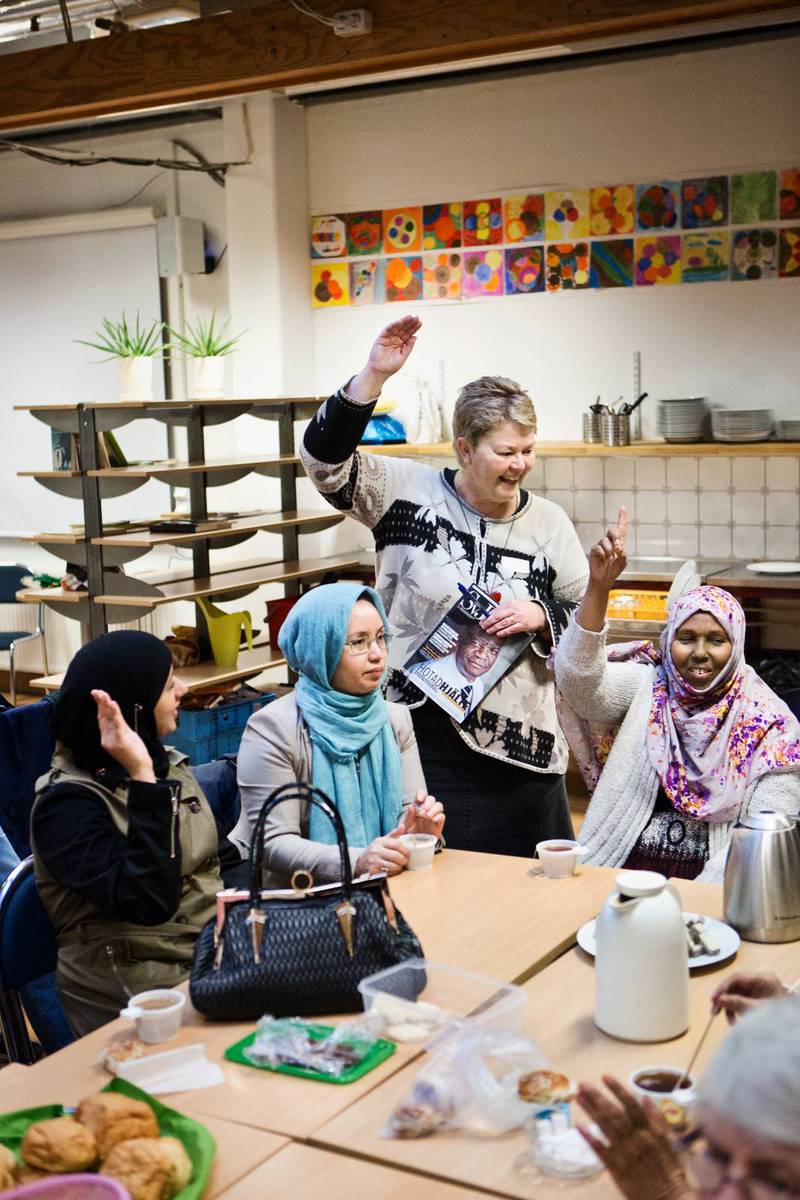Pastor Birgitta Rasmusson på Hyllie parks språkcafé  för invandrare i Malmö.