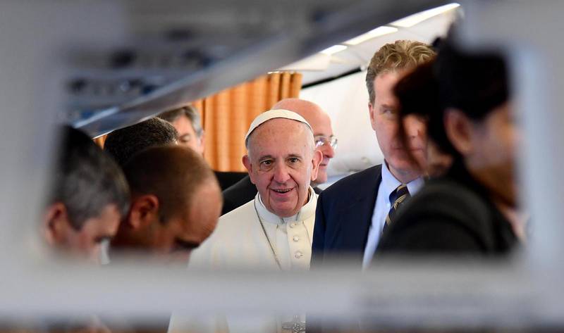 Påven. Franciskus ombord på flygplanet där han höll presskonferens under resan hem till Rom.