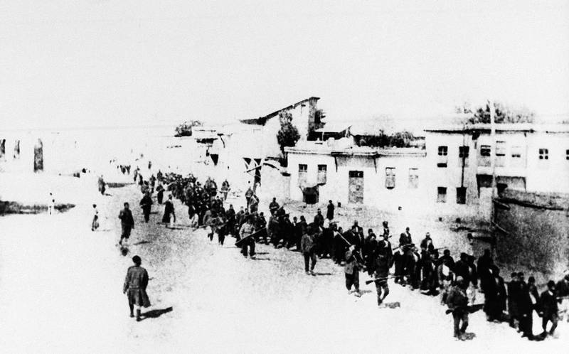 Bilden är från Turkiet år 1915 då armenier tvingades marschera långa sträckor och många dödades.
