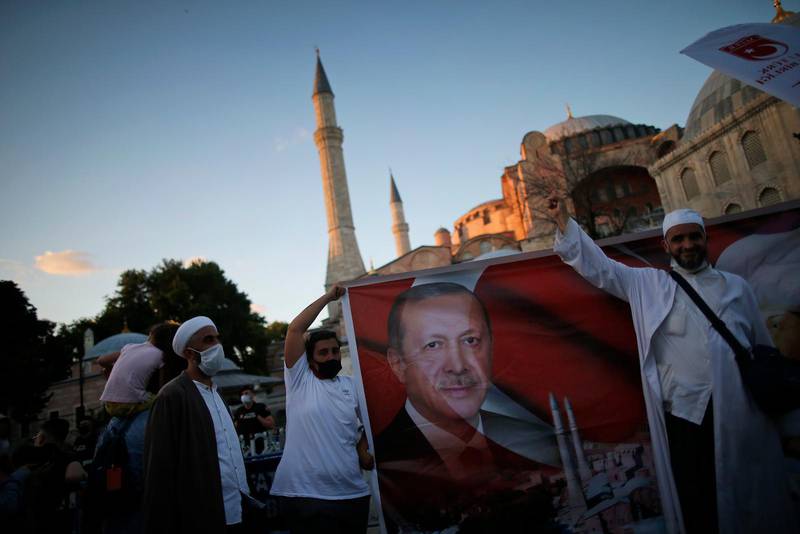 Turkiets president hyllas efter beskedet att Hagia Sofia blir en moské.