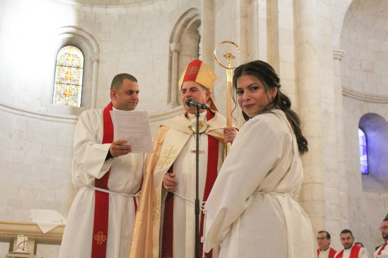 Det är hög stämning när Sally Azar som första palestinska kvinna vigs till präst i
den stora Frälsarens kyrka (Church of the Redeemer) i Jerusalem.