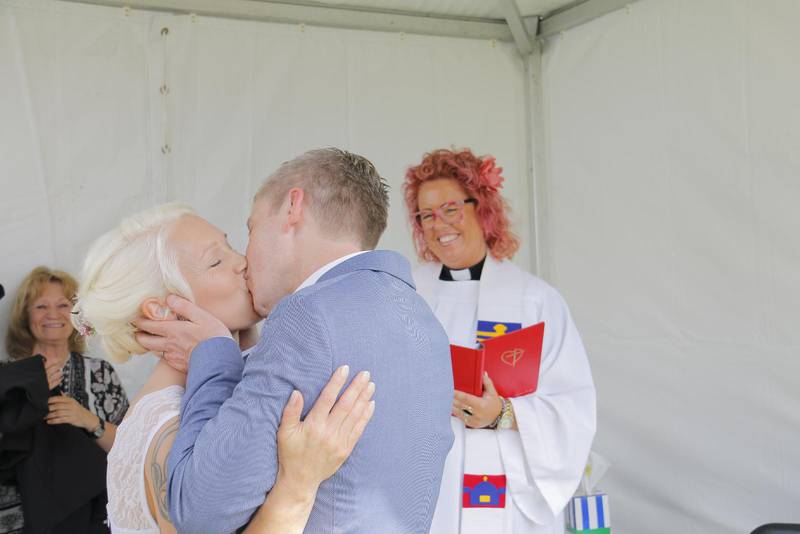 BRÖLLOPSKYSSEN. Tanja Rising och Christer Gustavsson (på väg mot Rising) valde att gifta sig enkelt på Skansens drop in-vigsel. Inför Gud lovade de varandra trohet, i en vigselakt på cirka tio minuter. 