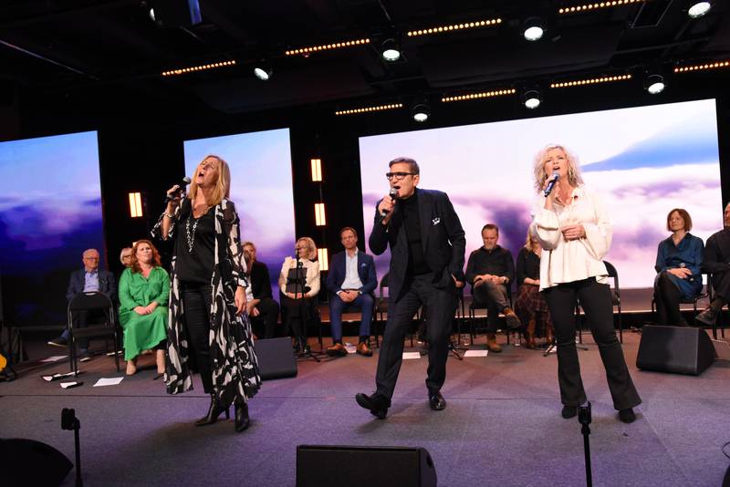 Carina och Urban Ringbäck tillsammans med Synnöve Aanensen på Minns du sången-konsert på Hillsong i Arlanda stad 15 oktober 2021 som även sändes via TBN.