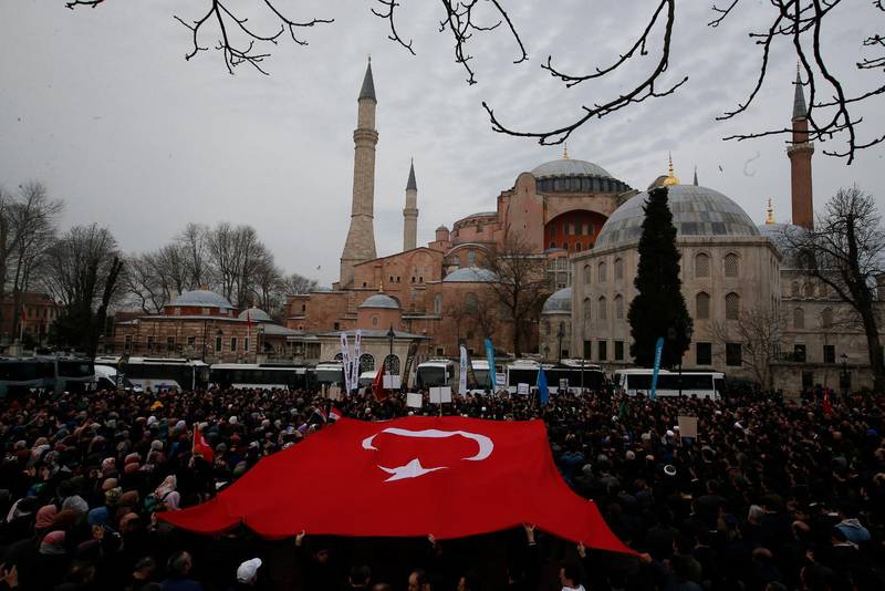 Demonstranter med Turkiets flagga vid Hagia Sofia i Istanbul. President Erdogan har nyligen beslutat att den gamla kyrkan ska bli moské.
