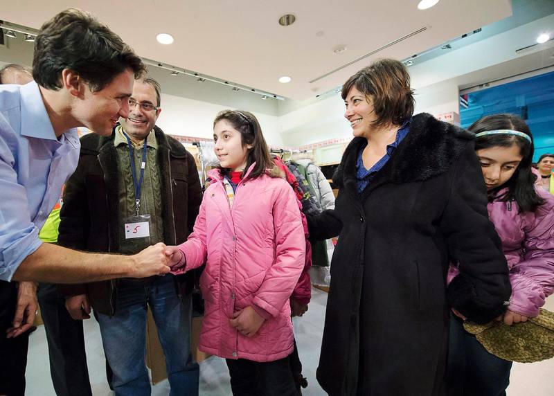 Premiärminister Justin Trudeau välkomnar syrianska nyanlända flyktingar som landat på den internationella flygplatsen Pearson i Toronto, Kanada.