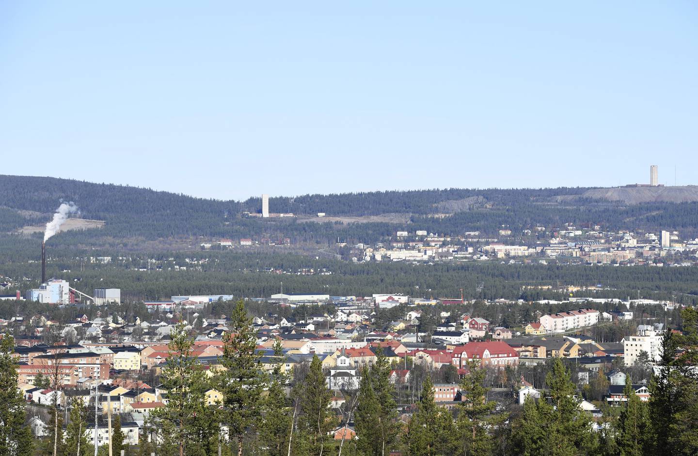 Malmberget (samhället ovan till höger i bild) kommer på grund av LKAB:s gruvbrytning att tömmas. I förgrunden syns Gällivare.
