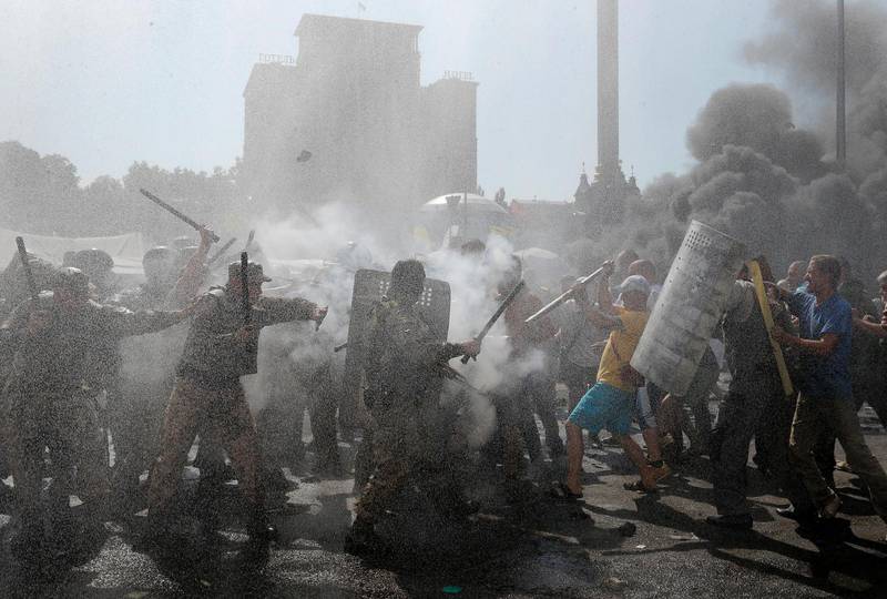 Kravallpolis och demonstranter under ett av många sammandrabbningar på Majdantorget.