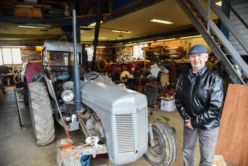 Agne Martinsson har ägt mellan 10 och 15 traktorer. Här en klassisk Massey Ferguson av modell ”Grålle”.