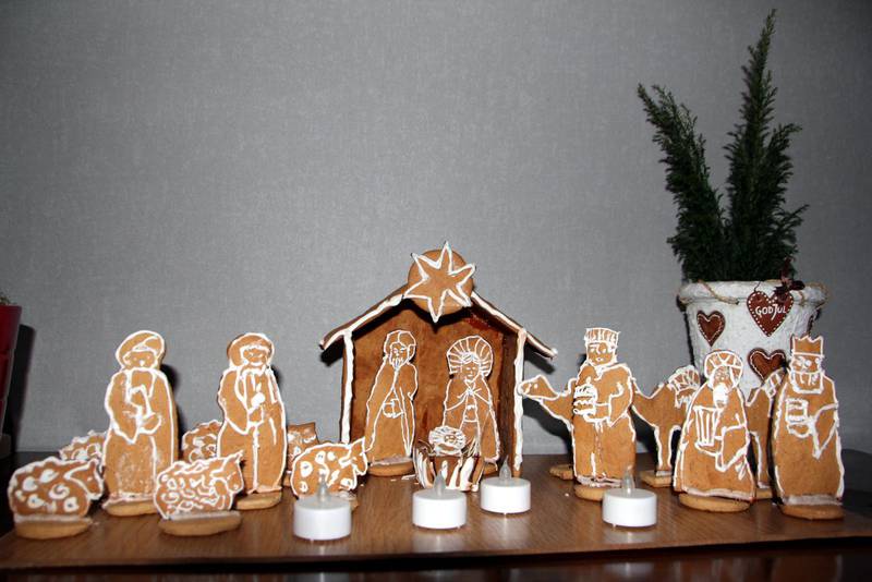 Under senare år har pepparkakshuset hos familjen bytts ut om en julkrubba - i pepparkaksformat.