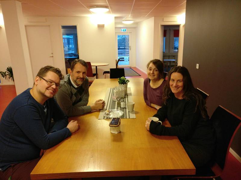 Runt kaffebordet. Från vänster: Fredrik Nyman, Marcus Sönnerbrandt, Eveline Carlfjord och Maria Gustin Bergström.